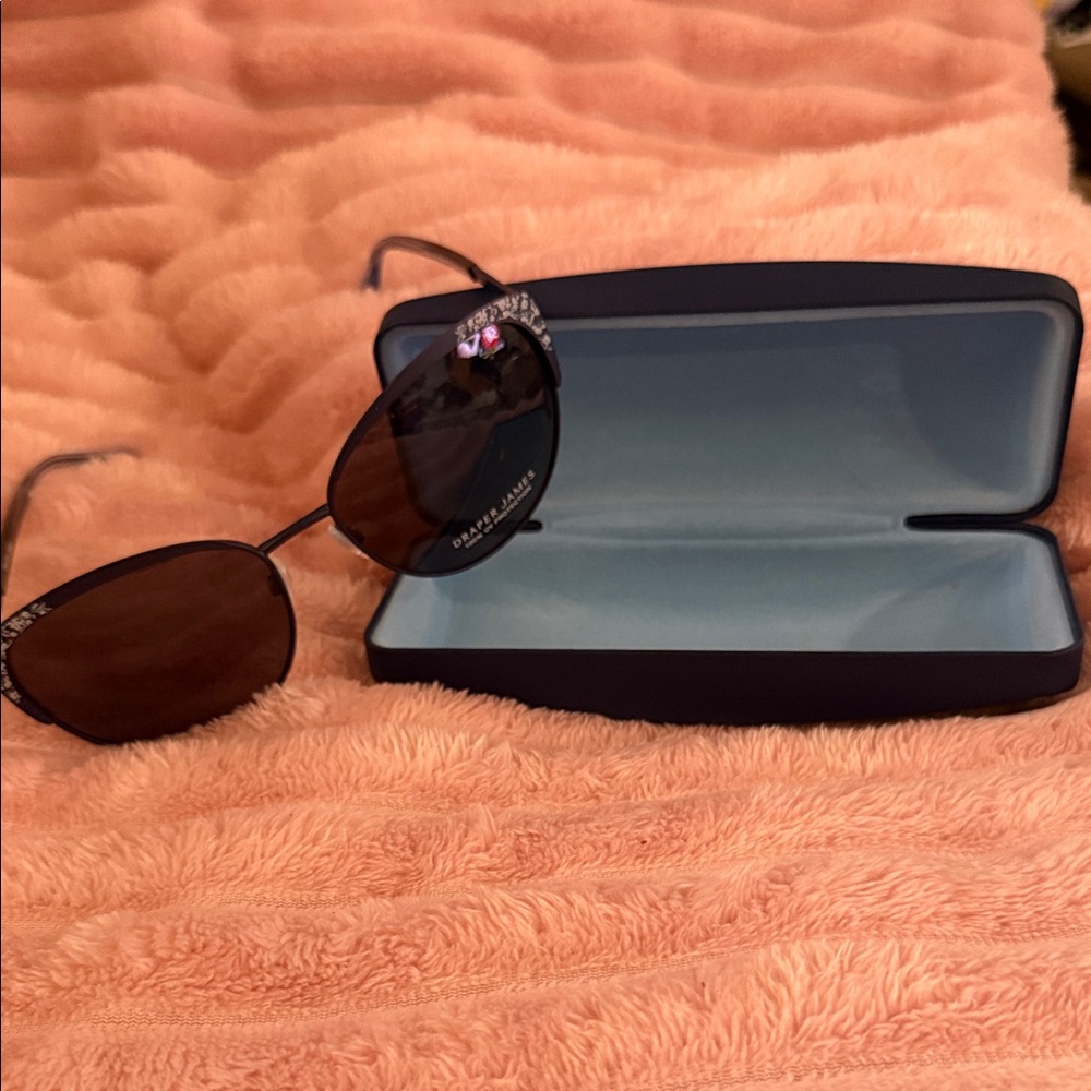 Draper James Navy Frame Black Lens Sunglasses For Women.